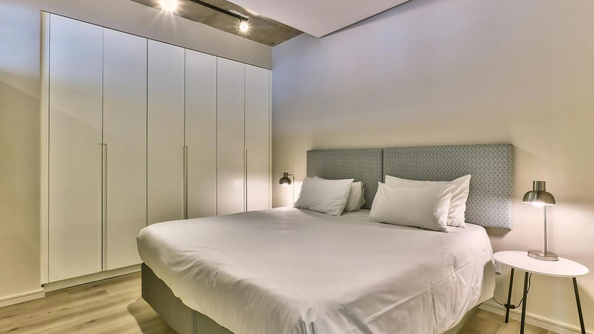 One Bedroom With Balcony And City Views Cape Town